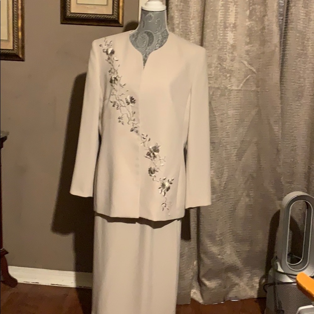 Ladies size 16   2 piece